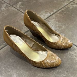 Kenneth Cole cutout design wedges